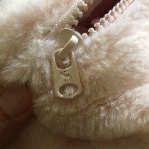 Abercrombie and Fitch pink fuzzy Fanny pack. - Picture 7 of 7